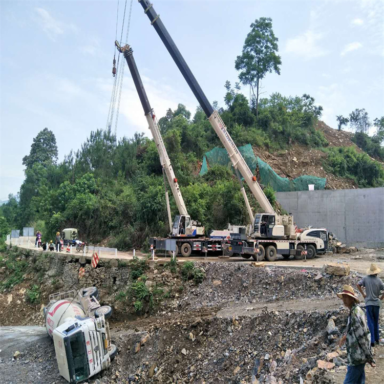 施秉汽车掉沟里叫吊车救援要多少钱